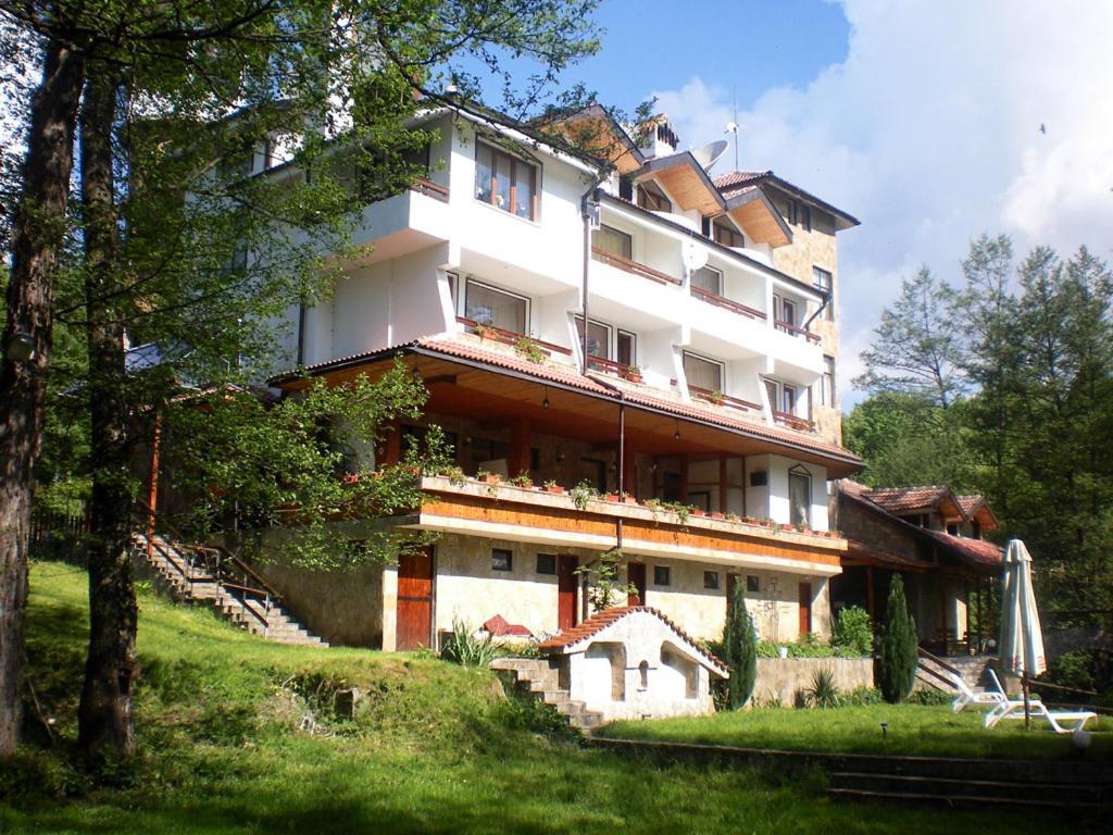 Hotel Paradise Place Kalofer Exteriör bild