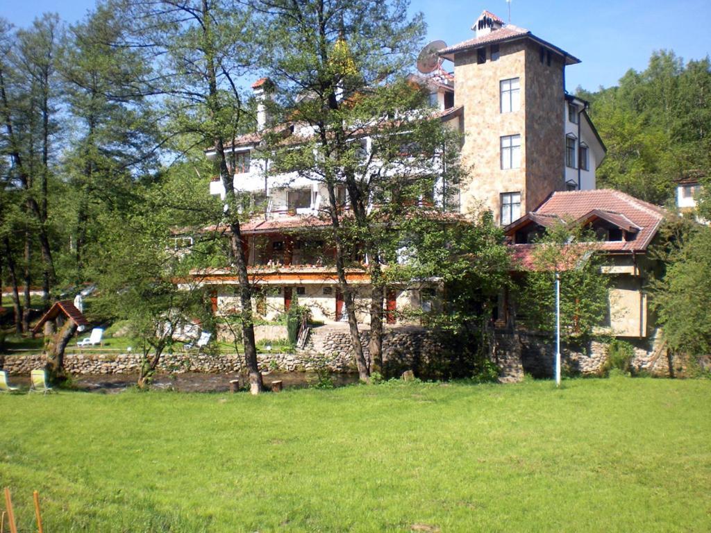 Hotel Paradise Place Kalofer Exteriör bild