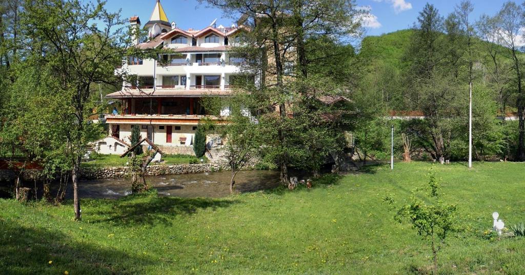 Hotel Paradise Place Kalofer Exteriör bild