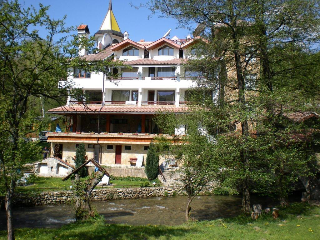Hotel Paradise Place Kalofer Exteriör bild