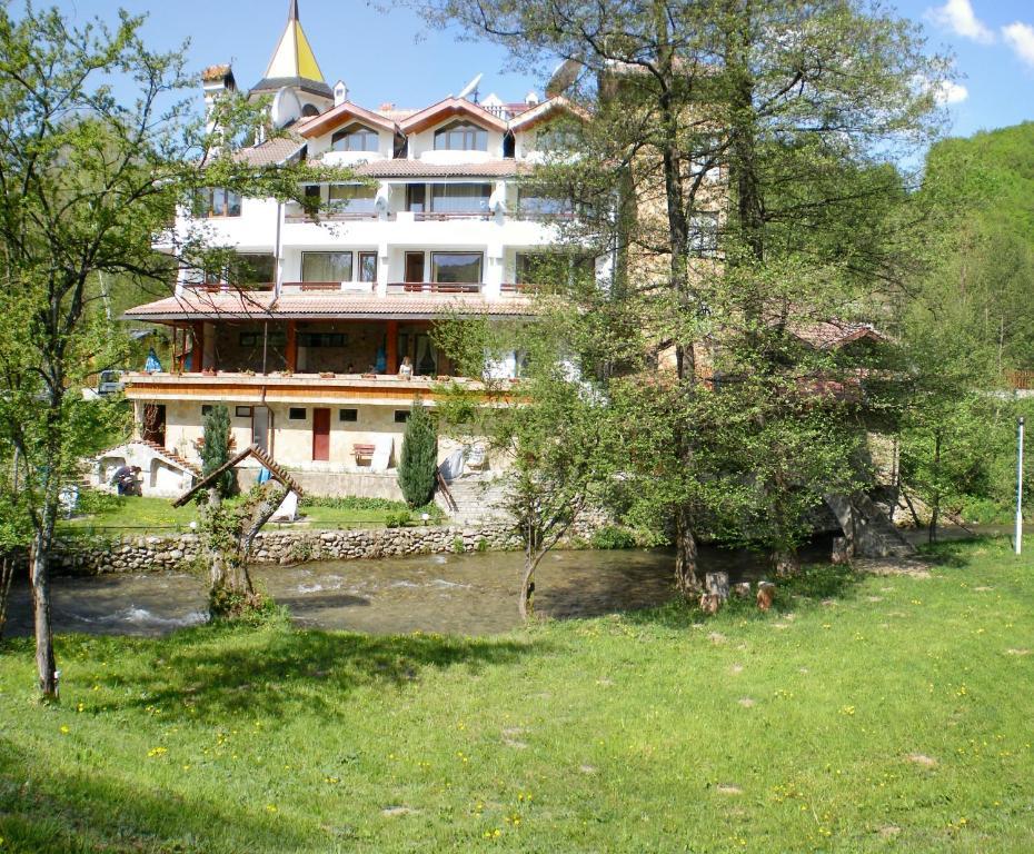Hotel Paradise Place Kalofer Exteriör bild